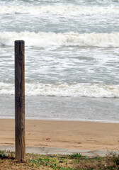 poste de madera junto al mar