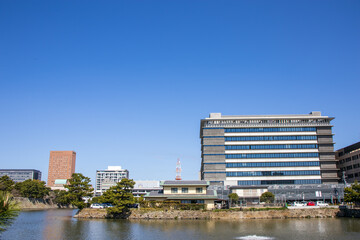水堀からみた街並み