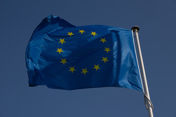 drapeau europ&eacute;en dans le vent avec un beau ciel bleu en arri&egrave;re plan. Emplacement pr&eacute;vu pour placer du texte