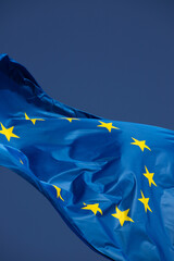 drapeau européen dans le vent avec un beau ciel bleu en arrière plan. Emplacement prévu pour...
