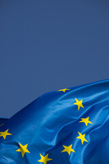 drapeau européen dans le vent avec un beau ciel bleu en arrière plan. Emplacement prévu pour...