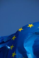 drapeau européen dans le vent avec un beau ciel bleu en arrière plan. Emplacement pour placer du...