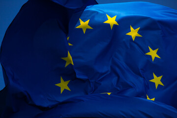 drapeau européen dans le vent avec un beau ciel bleu en arrière plan. Emplacement prévu pour placer du texte