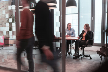 Obraz premium Successful team. Group of young business people working and communicating together in creative office. Selective focus 