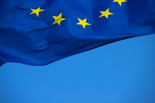 drapeau europ&eacute;en dans le vent avec un beau ciel bleu en arri&egrave;re plan. Emplacement pour placer du texte