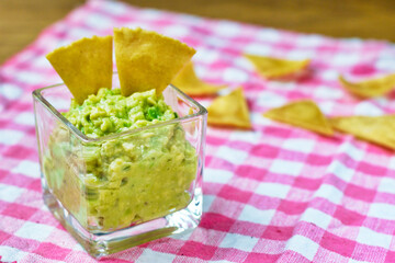 メキシコ料理のワカモーレ　トトポスを添えて　コピースペースあり　Mexican guacamole served with totopos, copy space available
