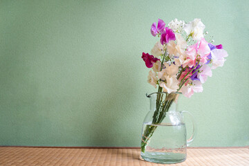 新生活素材　スイートピーの花瓶のボタニカルフレーム