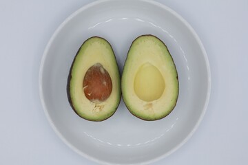 ホワイトバックの白いお皿に乗ったアボカド