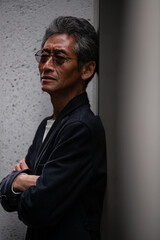 シニア男性　ポートレート　腕組み
