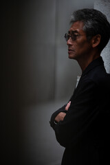 シニア男性　ポートレート　腕組み
