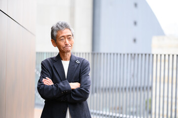 シニア男性　ポートレート　カジュアル　スーツ　腕組