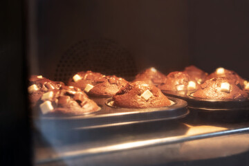 Schokoladen Muffins backen im Ofen auf Blech
