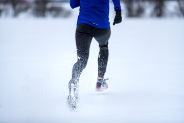 Jogger läuft im Winter durch den Schnee