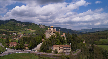 Fototapeta na wymiar vista panoramica rocchetta mattei tra le colline bolognesi
