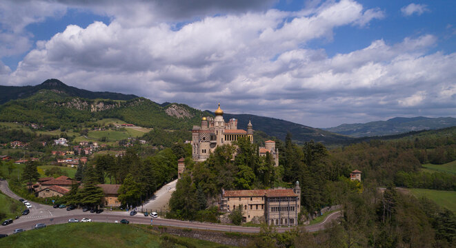 vista panoramica rocchetta mattei tra le colline bolognesi