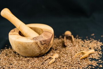 frische Leinsamen und Utensilien aus Olivenholz