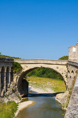 Fototapeta na wymiar Pont Romain, Vaison la Romaine, departement Vaucluse, Provence, France