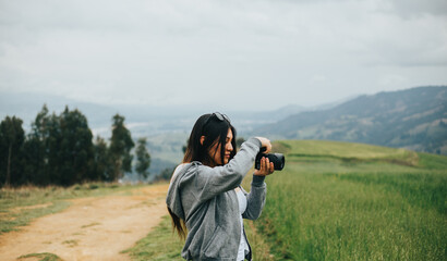 Joven fotógrafa mujer en una montaña. Concepto de Personas y Tecnología, Turismo.