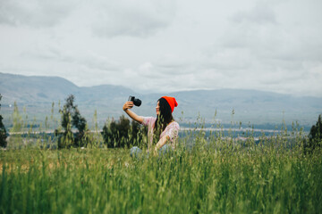Joven fot&oacute;grafa mujer en una monta&ntilde;a. Concepto de Personas y Tecnolog&iacute;a, Turismo.