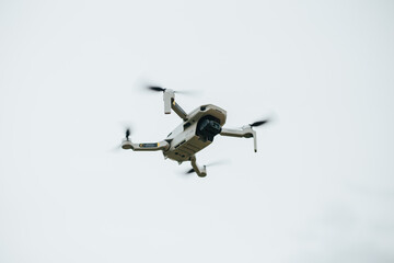 Drone en pleno vuelo. Concepto de tecnología, comunicaciones.