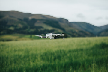 Drone en pleno vuelo. Concepto de tecnología, comunicaciones.