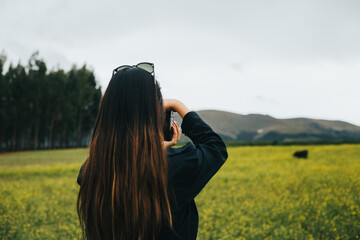 Joven fotógrafa mujer en una montaña. Concepto de Personas y Tecnología, Turismo.