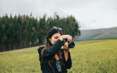 Joven fotógrafa mujer en una montaña. Concepto de Personas y Tecnología, Turismo.