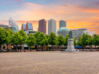 Central square (Het Plein) with statue of William the Silent, Hague, Netherlands - obrazy, fototapety, plakaty