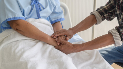 Obraz premium Senior man visiting senior patient woman at hospital, health care and medical concept