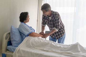 Obraz premium Senior man visiting senior patient woman at hospital, health care and medical concept