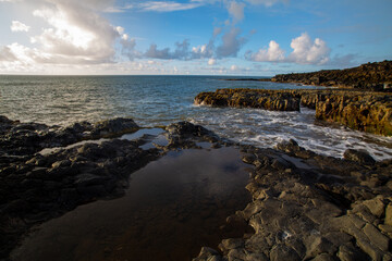 Obraz premium Waves breaking beside a tidal pool on the volcanic coast of Maui, Hawaii