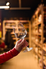 A woman's hand holds a glass of champagne in her hand