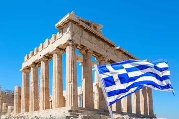 Fotobehang Wereldberoemd iconisch Parthenon op de Akropolis-heuvel in Athene, Griekenland met Griekse vlag tegen blauwe hemel © Nikolay N. Antonov