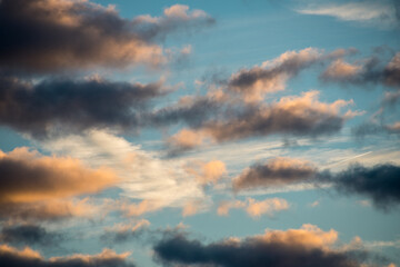 Tiefdunkelblaue Wolken vor blauem Morgenhimmel