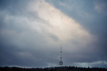 Die Wolkendecke über dem Bielefelder Fernsehturm scheint etwas aufzubrechen
