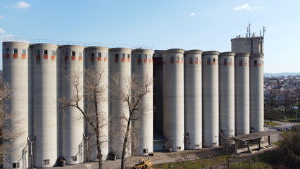 Large concrete silos for storing wheat and corn and the composition of freight wagons in front of the silo