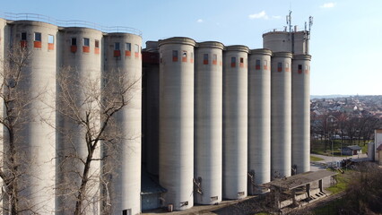 Large concrete silos for storing wheat and corn and the composition of freight wagons in front of the silo