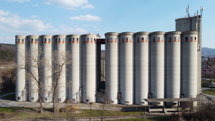 Large concrete silos for storing wheat and corn and the composition of freight wagons in front of the silo