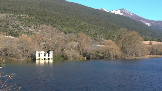 The idyllic Capodacqua Lake near Capestrano. Province of l'Aquila, Abruzzo, Italy.