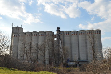 Fototapeta na wymiar large concrete silos for storing wheat and corn