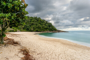 Paisagem da praia feita em longa exposição. Beleza do litoral.