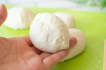 手でパン生地をまとめる