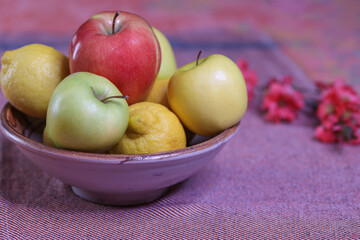 bowl with whole apples and lemons fruits