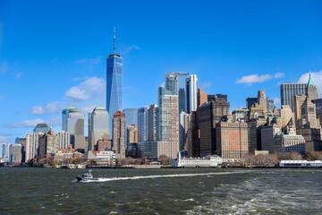 Obraz premium Views of Battery Park and the financial district from the water and Ellis Island in New York City