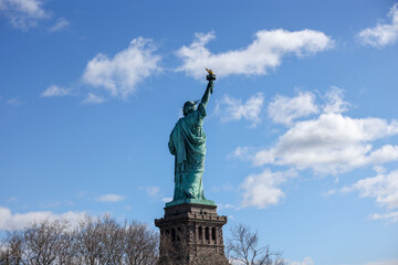 Obraz premium The Statue of Liberty in New York against a blue sky