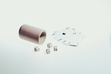 kości do gry i karty do pokera na białym tle
