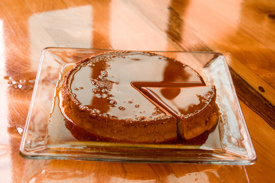 Flan Napolitano Casero Con Caramelo Postre Oro en Plato de Vidrio Presentaci&oacute;n Lujoso