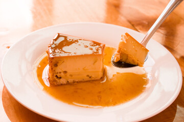 Flan Napolitano Casero Con Caramelo Postre Oro en Plato de Vidrio Presentación Lujoso