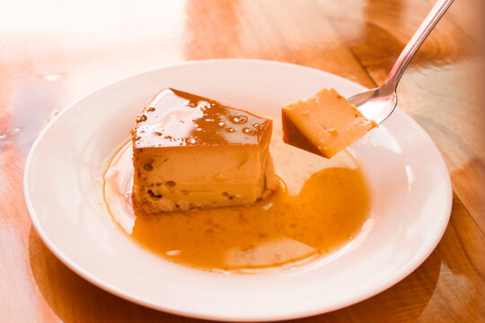 Flan Napolitano Casero Con Caramelo Postre Oro en Plato de Vidrio Presentaci&oacute;n Lujoso