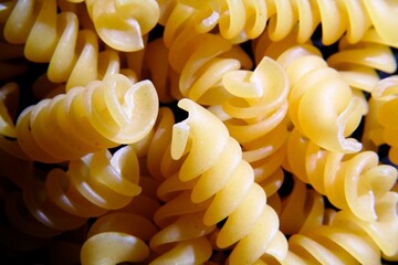 Fusilli espagueti de harina de trigo amarillo seco en primavera de origen italiano para comidas con...